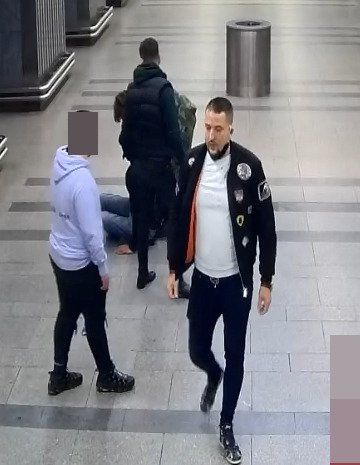 Lotři zmlátili muže v metru, ten se proti nim nemohl bránit. Po napadení ho ještě okradli. Policie po gaunerech pátrá