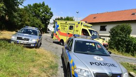 Řidič v Hradci Králové srazil chodce a pořezal ho nožem: S dětmi v autě pak prchl (ilustrační foto)