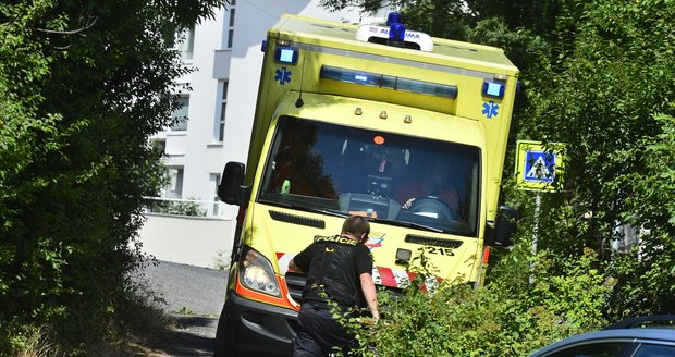 Náklaďák srazil ženu s kočárkem ve Dvoře Králové: Vážná zranění a převoz do nemocnice