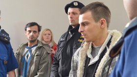 Strýc Ladislav M. (vlevo, 30) se svým synovcem Davidem M.(vpravo, 20) stanuli před soudem za napadení pana Jiřího S.(53)