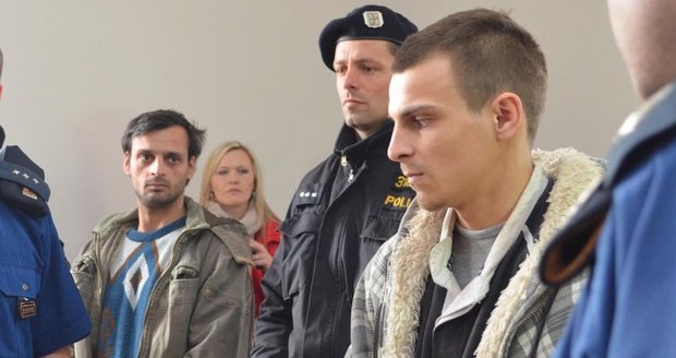 Strýc Ladislav M. (vlevo, 30) se svým synovcem Davidem M.(vpravo, 20) stanuli před soudem za napadení pana Jiřího S.(53)