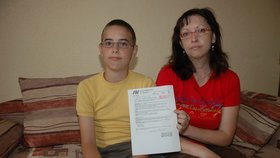Maminka Renata Krubová (38) ukazuje lékařskou zprávu s výčtem synových zranění.