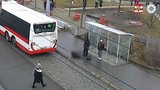 Gauner zbil na zastávce důchodce: Je ve vazbě, policie hledá svědky