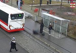 Policisté dopadli gaunera, který na zastávce MHD v Brně vážně zranil seniora. Pátrají ještě po svědcích události.