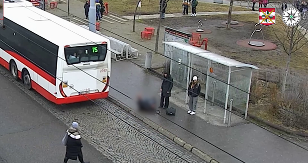 Policisté dopadli gaunera, který na zastávce MHD v Brně vážně zranil seniora. Pátrají ještě po svědcích události.