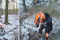 U Slap napadli strážce lesa: Motorkáři ničili les, do ochranáře pak kopli a najeli na něj