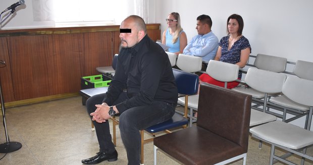 Miroslava K. soud viní z těžkého ublížení na zdraví a výtržnictví. Kamarádovi rozbil o hlavu sklenici.