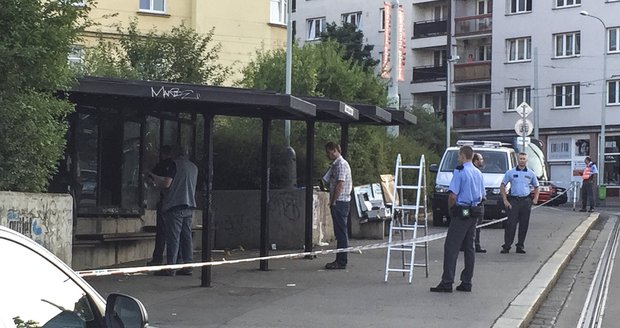 Brutální útok v Praze: Šílenec napadl tyčí tři muže