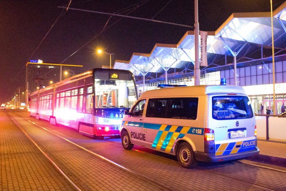 8. února ve večerních hodinách došlo k fyzické šarvátce mezi dvěma muži přímo v tramvajové soupravě. Jeden z agresorů pak z místa utekl