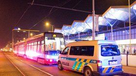8. února ve večerních hodinách došlo k fyzické šarvátce mezi dvěma muži přímo v tramvajové soupravě. Jeden z agresorů pak z místa utekl, pátrají po něm policisté.