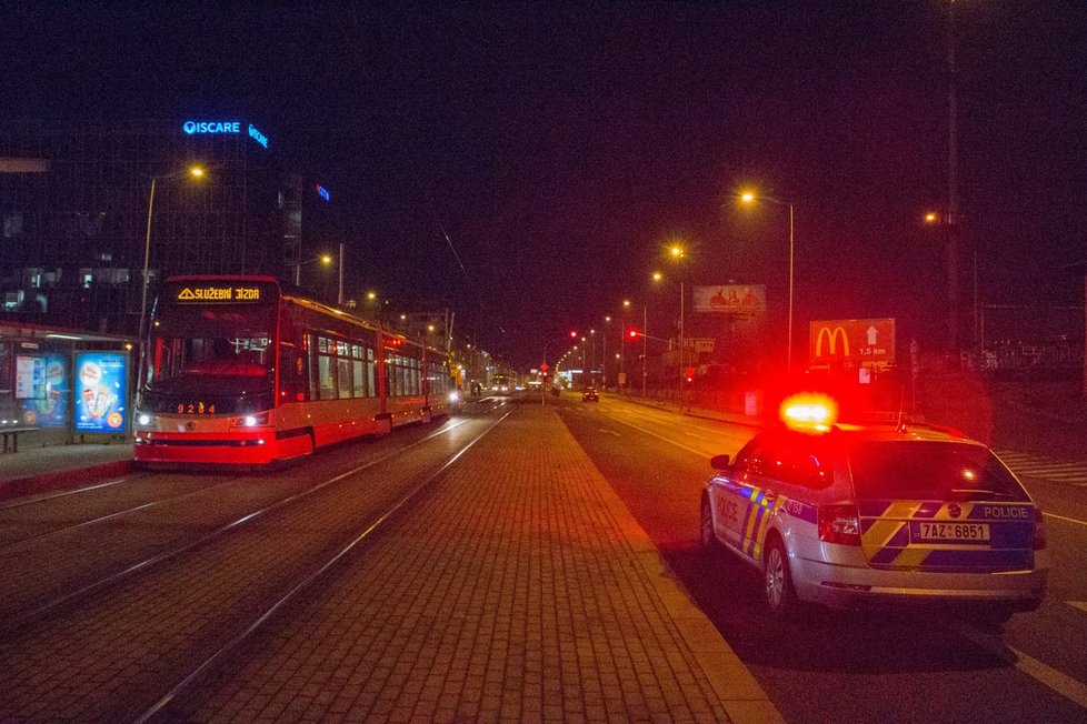 8. února ve večerních hodinách došlo k fyzické šarvátce mezi dvěma muži přímo v tramvajové soupravě. Jeden z agresorů pak z místa utekl