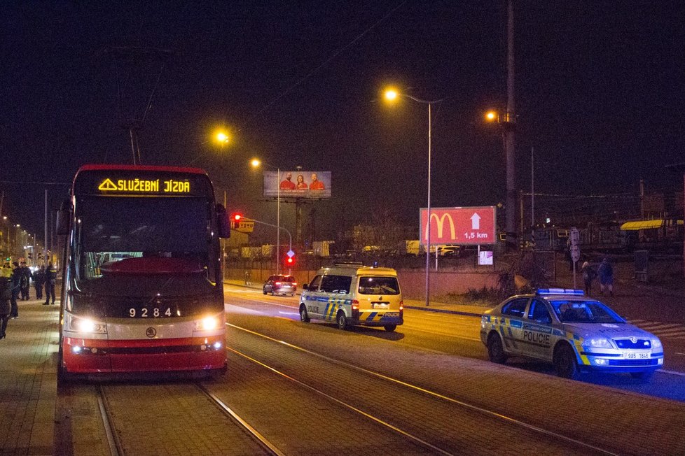 8. února ve večerních hodinách došlo k fyzické šarvátce mezi dvěma muži přímo v tramvajové soupravě. Jeden z agresorů pak z místa utekl