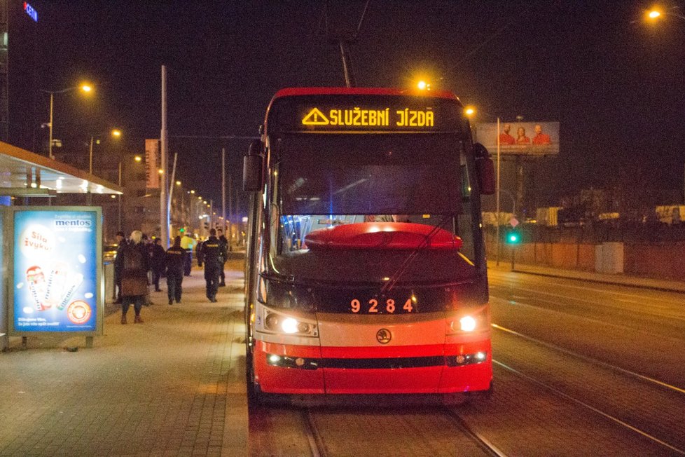 8. února ve večerních hodinách došlo k fyzické šarvátce mezi dvěma muži přímo v tramvajové soupravě. Jeden z agresorů pak z místa utekl