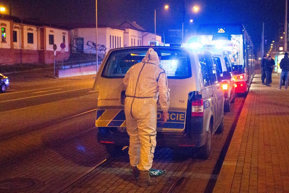 8. února ve večerních hodinách došlo k fyzické šarvátce mezi dvěma muži přímo v tramvajové soupravě. Jeden z agresorů pak z místa utekl, pátrají po něm policisté.