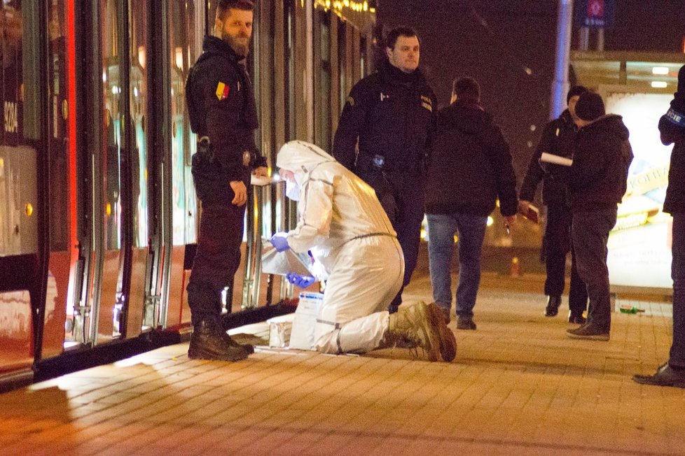 8. února ve večerních hodinách došlo k fyzické šarvátce mezi dvěma muži přímo v tramvajové soupravě. Jeden z agresorů pak z místa utekl, pátrají po něm policisté.