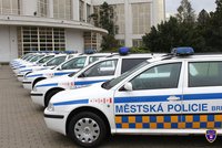 Servalo se 30 lidí kvůli stolku! Zapojili se i strážníci a policisté!