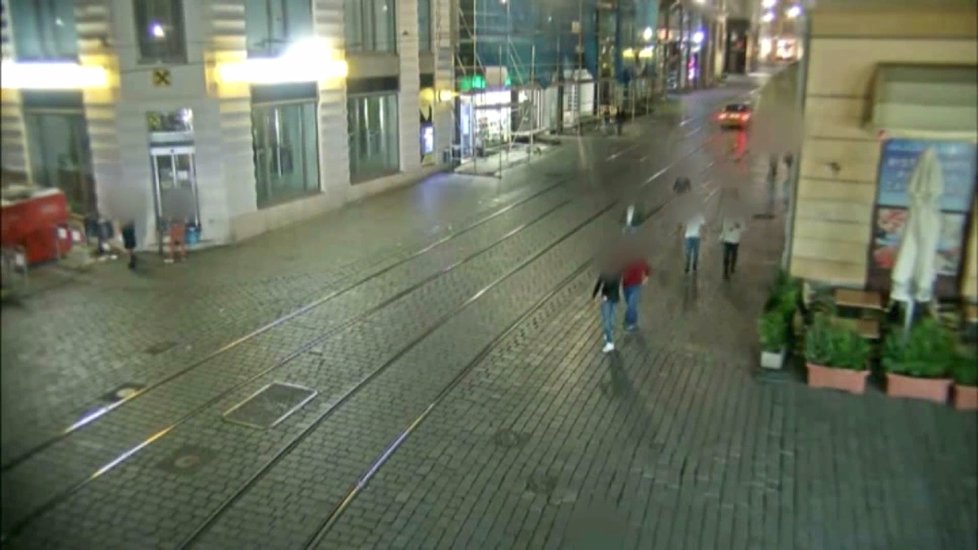 Skupina mladíků brutálně zmlátila poblíž brněnského hlavního nádraží mladého muže.