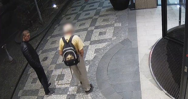 Muž napadl v centru Prahy stařečka.