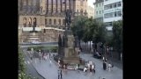 Brutální napadení v centru Prahy: Mladík strhl ženu na zem a zmlátil jejího partnera