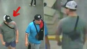 Po obou mužích pátrá pražská policie. V zeleném tričku je agresor, který napadl mladíka u metra.