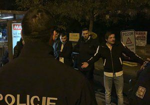 Policisté museli pacifikovat skupinku mužů, kteří ve Strašnicích v sobotu napadli ženu.