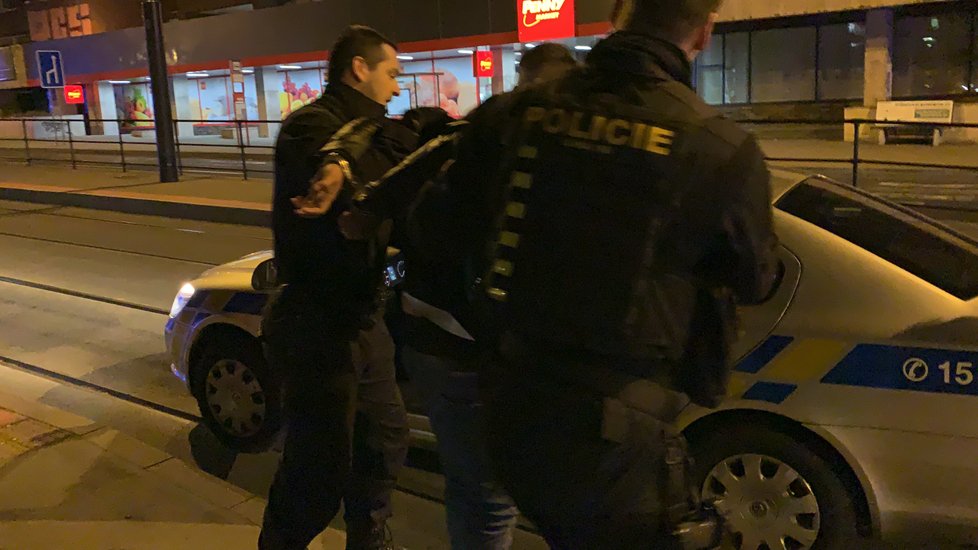 Policisté museli pacifikovat skupinku mužů, kteří ve Strašnicích v sobotu napadli ženu.