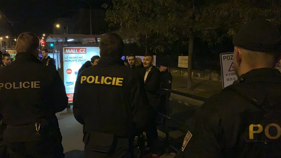 Policisté museli pacifikovat skupinku mužů, kteří ve Strašnicích v sobotu napadli ženu.