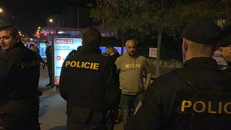 Policisté museli pacifikovat skupinku mužů, kteří ve Strašnicích v sobotu napadli ženu.