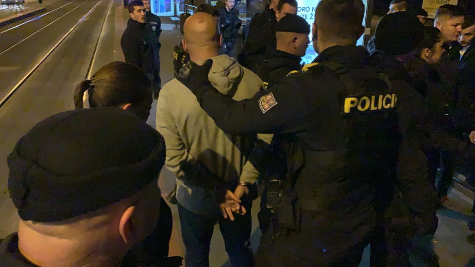 Policisté museli pacifikovat skupinku mužů, kteří ve Strašnicích v sobotu napadli ženu.