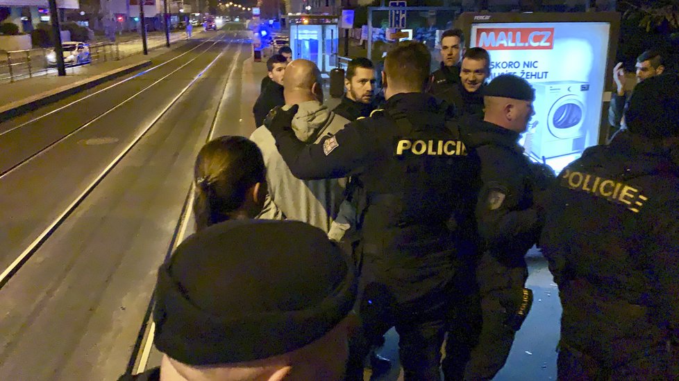 Policisté museli pacifikovat skupinku mužů, kteří ve Strašnicích v sobotu napadli ženu.