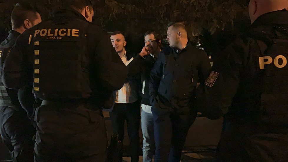 Policisté museli pacifikovat skupinku mužů, kteří ve Strašnicích v sobotu napadli ženu.