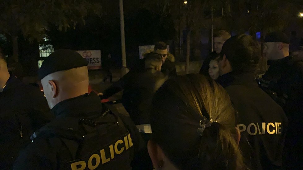 Policisté museli pacifikovat skupinku mužů, kteří ve Strašnicích v sobotu napadli ženu.