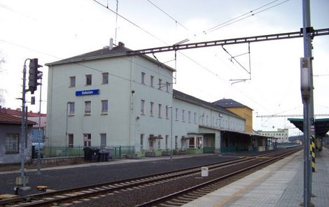 Svou oběť si vyhlédli na nádraží v Sokolově.