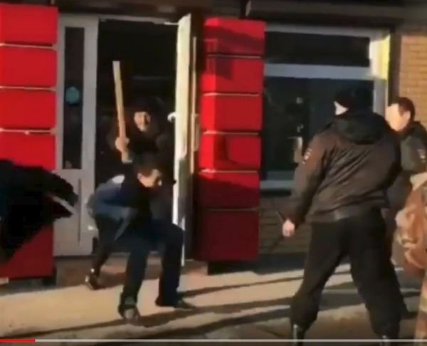 Policii pomohl muž zevnitř prodejny. Zničehonic rozrazil dveře a přetáhl násilníka po hlavě bytelným kusem dřeva.