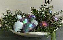 Světelné dekorace patří neodmyslitelně k vánoční výzdobě našich domovů. Vůně jehličí a tlumené světlo dokážou doslova zázraky. Naše mysl se zklidní a myšlenky se přepnou do módu »odpočinek«.  Vytvořte si domů taky takovou světelnou parádu a v předvánočním čase relaxujte! Využijte k tomu například golfové míčky jako designérka Martina.