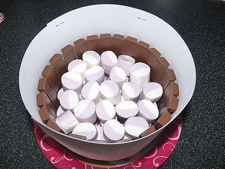3. Vyplníme bonbonky (na dno jsou dobré velké marshmallow) a jinak dáme to, co mají děti rády.
