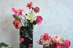 Flowerboxy (neboli květinové boxy) jsou nádoby, do kterých se aranžují především živé, řezané květiny. Existuje spousta tvarů, barev i různé materiálové provedení. Každopádně vždy působí velmi dekorativně, vyřeší dilema, jakou vázu či nádobu použít, a jsou skvělým květinovým dárkem. Takové boy si můžete vyrobit i sami z nepotřebných nápojových obalů. Návod přichází z M Art studia.