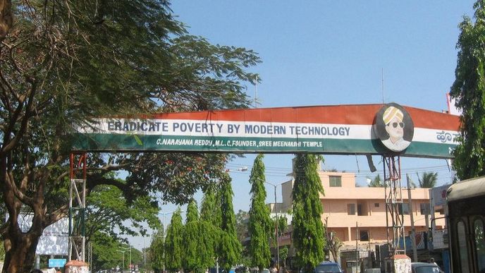 Nápis v Bangalore, indickém technologickém centru, slibuje vymazat chudobu díky moderním technologiím