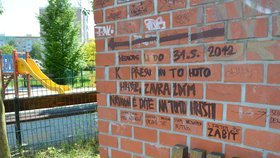 Děsivý nápis na zdi u dětského hřiště