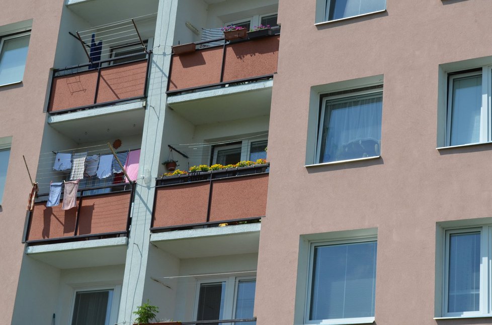 Na balkoně za žlutými květinami se rodily myšlenky na vraždění dětí