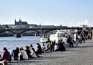 Na náplavkách v Praze by mohl od půlnoci do 9:00 platit zákaz pití alkoholu