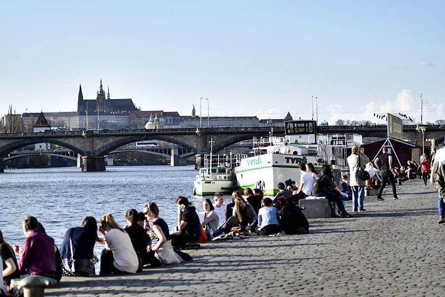 Na náplavce to žije. Ve frontě na pivo strávíte i půl hodiny.