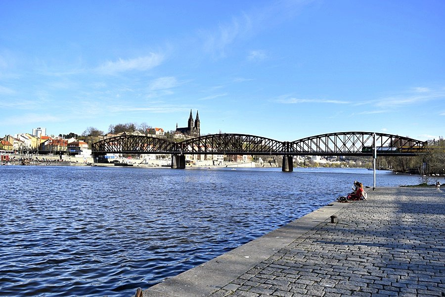 Na náplavce to žije. Ve frontě na pivo strávíte i půl hodiny.