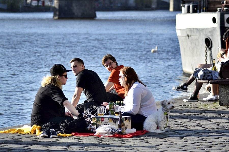 Na náplavkách v Praze by mohl od půlnoci do 9:00 platit zákaz pití alkoholu