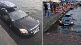 Řidiči se povedlo do Vltavy spustit nejen člun, ale i auto.