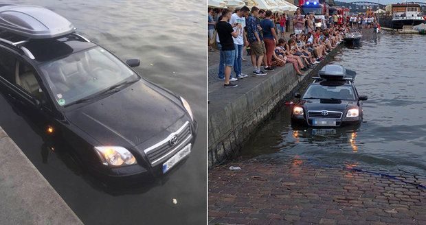 Řidiči se povedlo do Vltavy spustit nejen člun, ale i auto.