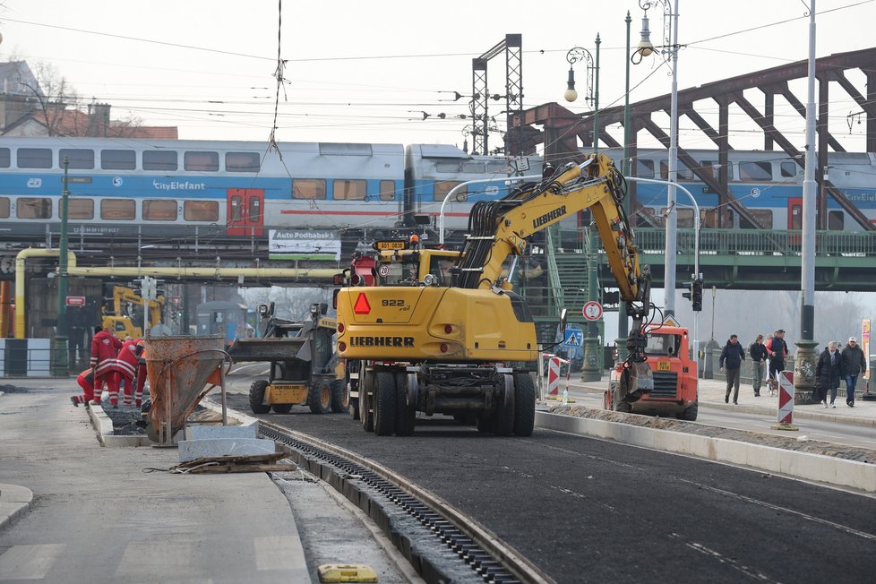 Takto probíhají opravy tramvajové trati na Rašínově nábřeží 19. března 2022.