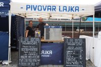 Pražský minipivovar Lajka vyrábí ekologická piva. Přijďte na "jedno" na festival na Náplavce nebo na Letnou
