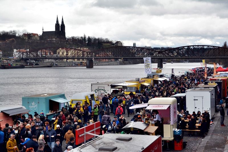 Na náplavku dorazily tisíce lidí na Food truck festival i přes nepřízeň počasí.