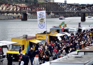 Na náplavku dorazily tisíce lidí na Food truck festival i přes nepřízeň počasí.